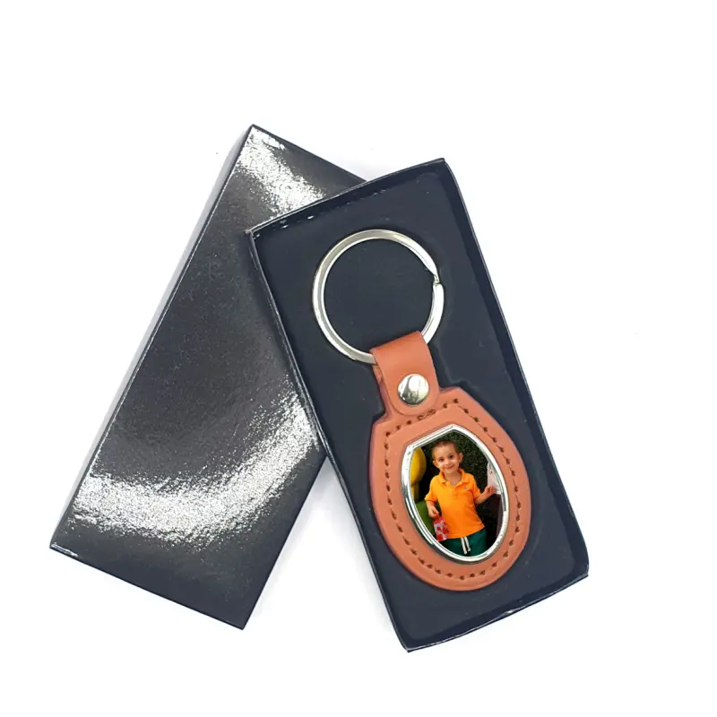 .breloc personalizat, din metal cu piele maro, model 1